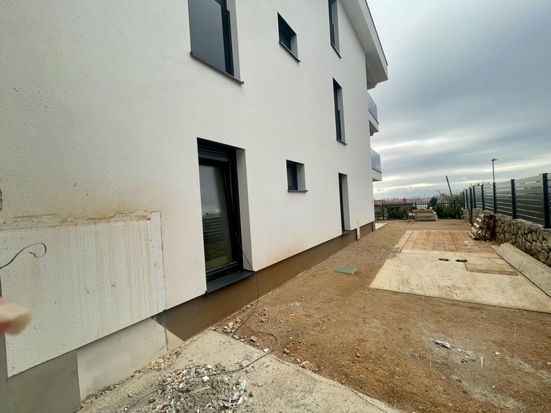 Prízemný byt v novostavbe v Omišalji – vonkajší pohľad na budovu