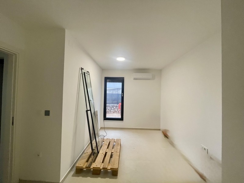 Spálňa s oknom a klimatizáciou v prízemnom apartmáne Omišalj