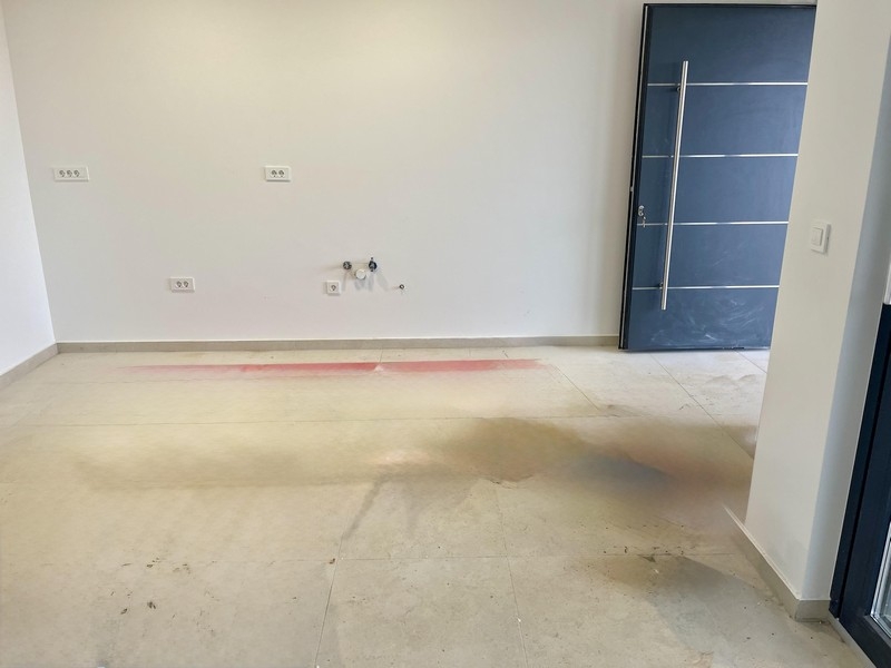 Vstupná časť a kuchynské prípojky prízemného apartmánu Omišalj