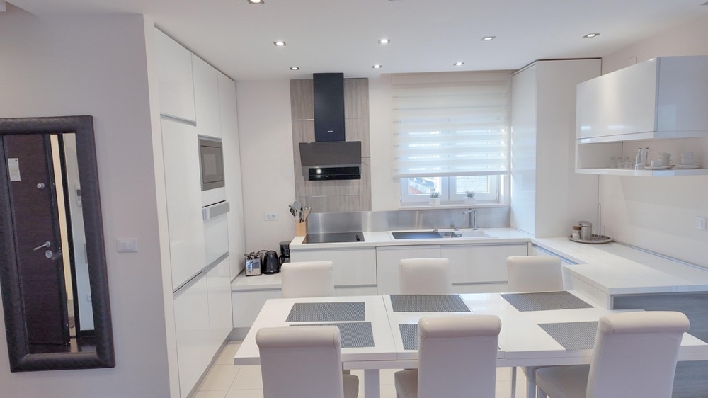 Otvorená, plne vybavená kuchyňa v modernom štýle