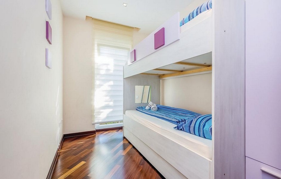 Detská izba s poschodovou posteľou a drevenou podlahou