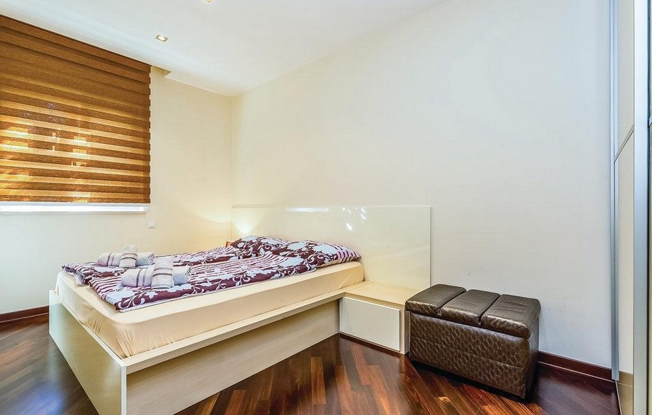 Spálňa s manželskou posteľou a moderným prostredím