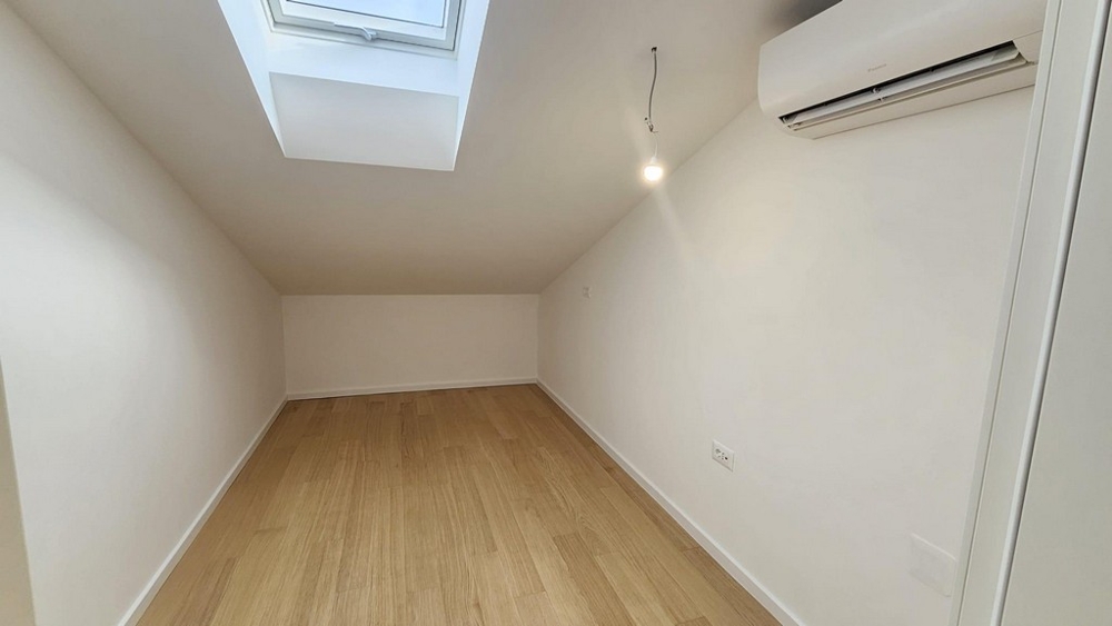 Izba so šikmým stropom a strešným oknom