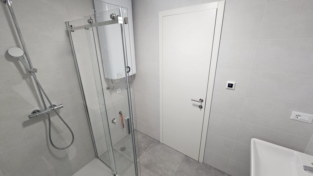 Moderná kúpeľňa so sprchovacím kútom