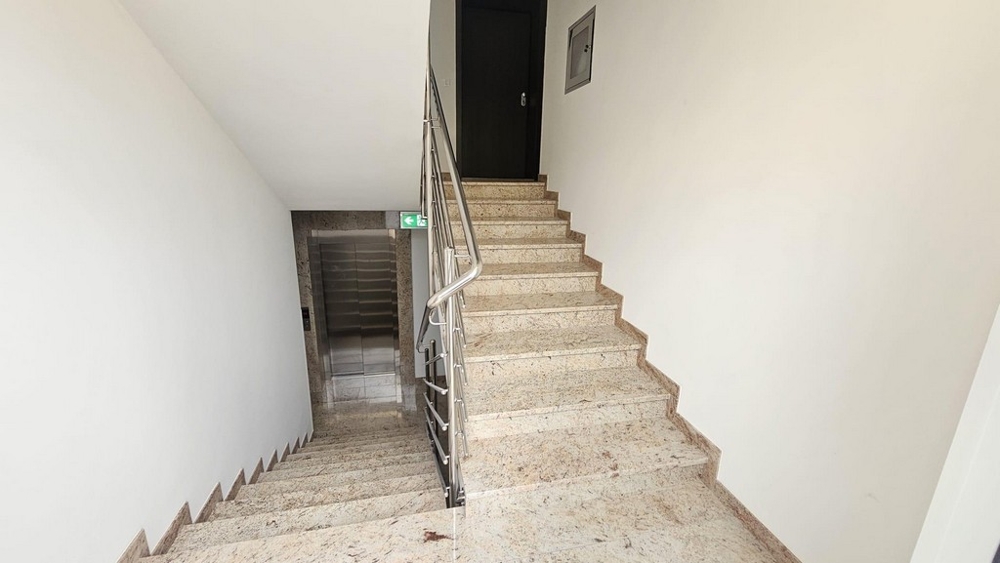 Schodisko s výťahom a mramorovými schodmi