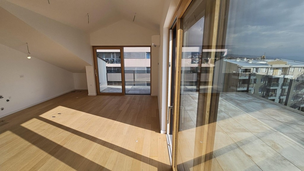 Obývacia časť s veľkým oknom a terasou