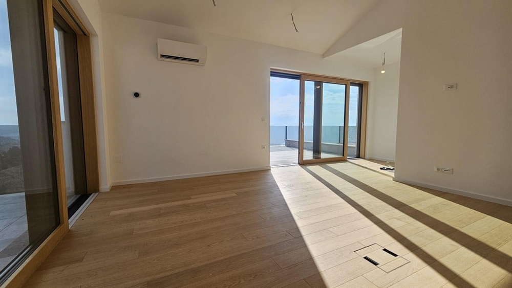 Obývacia izba s prístupom na terasu s výhľadom na more