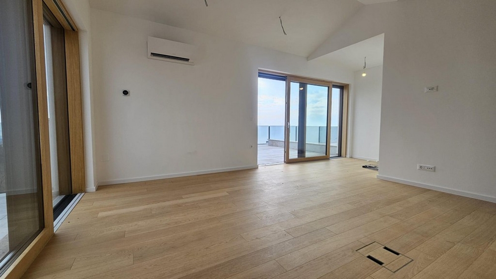 Svetlá obývacia izba s výhľadom na more