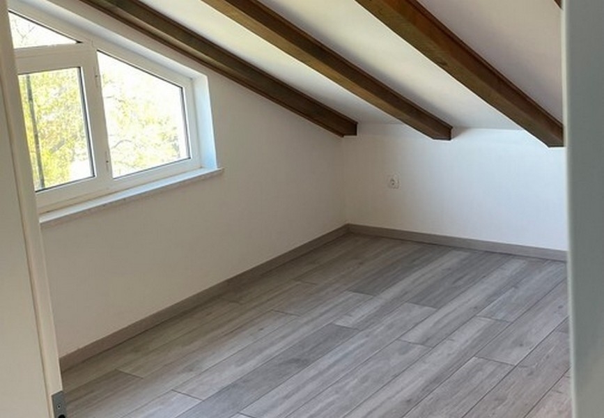 Podkrovná izba s odhalenými strešnými trámami