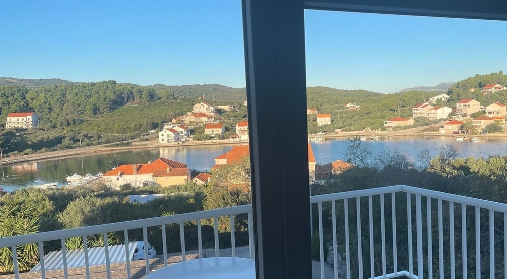 Výhľad z balkóna na záliv a mesto