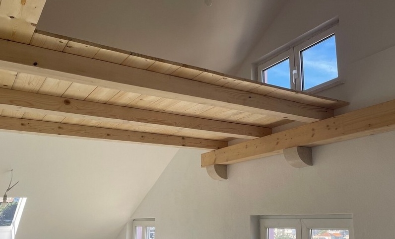 Drevené trámy a úroveň galérie pod strechou