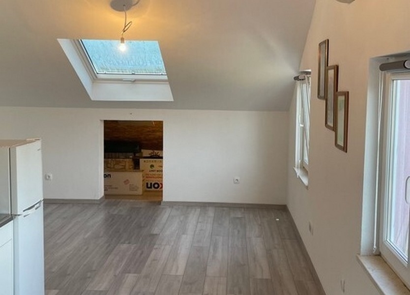 Svetlá izba so šikmým stropom a laminátovou podlahou