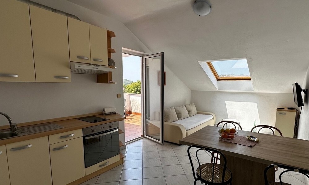 Obývacia časť s kuchyňou a výstupom na terasu