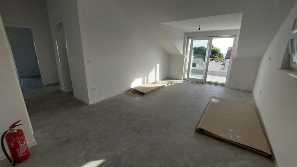 Obývacia izba s výstupom na balkón