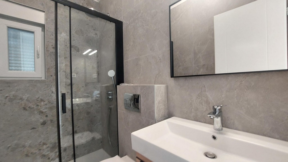 Moderná kúpeľňa so sprchovacím kútom