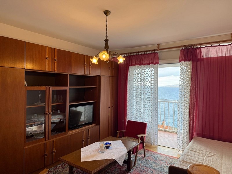 Obývacia izba s balkónom a výhľadom na more