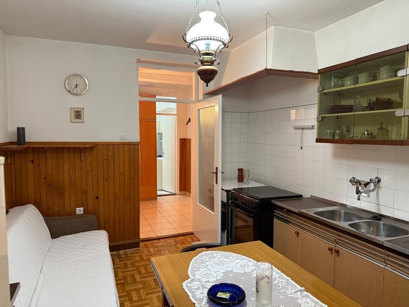 Kuchyňa s posedením a dreveným obkladom