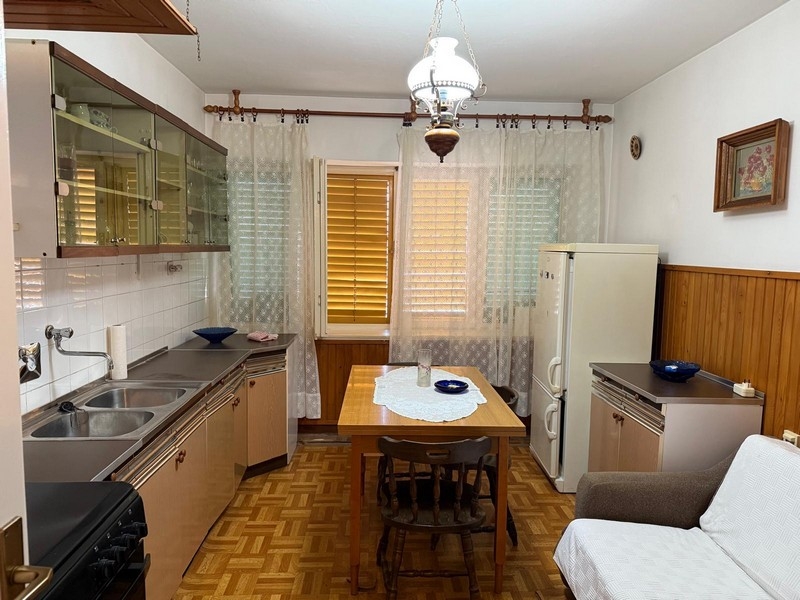 Jedáleň s kuchynským kútom a žalúziami