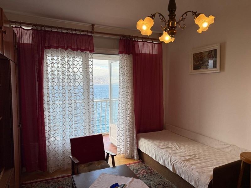 Obývacia izba s prístupom na balkón s výhľadom na more