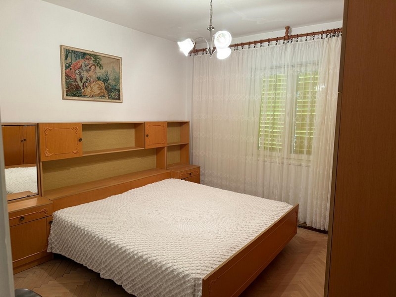 Spálňa s manželskou posteľou a oknom