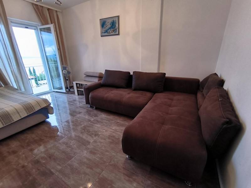 Pohovka a prístup na balkón s výhľadom na more