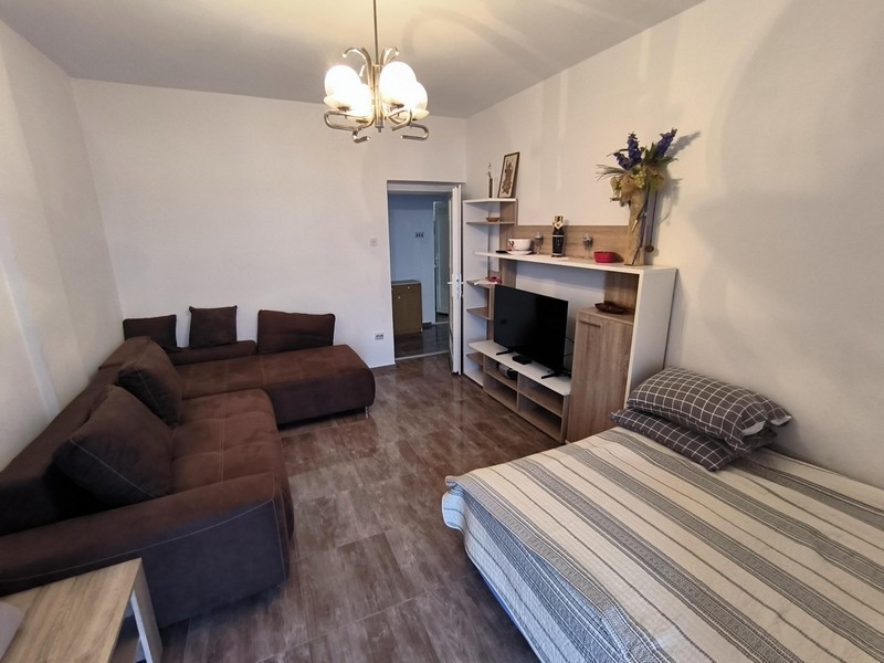 Obývacia izba s TV a priestorom na spanie