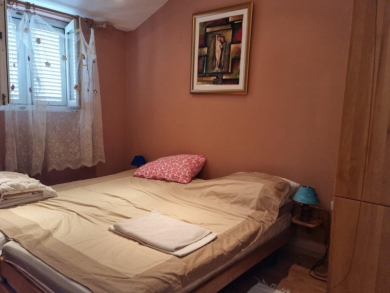 Spálňa s oknom a manželskou posteľou