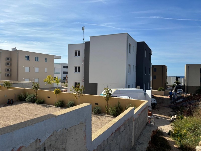 Späť a výhľad na more.