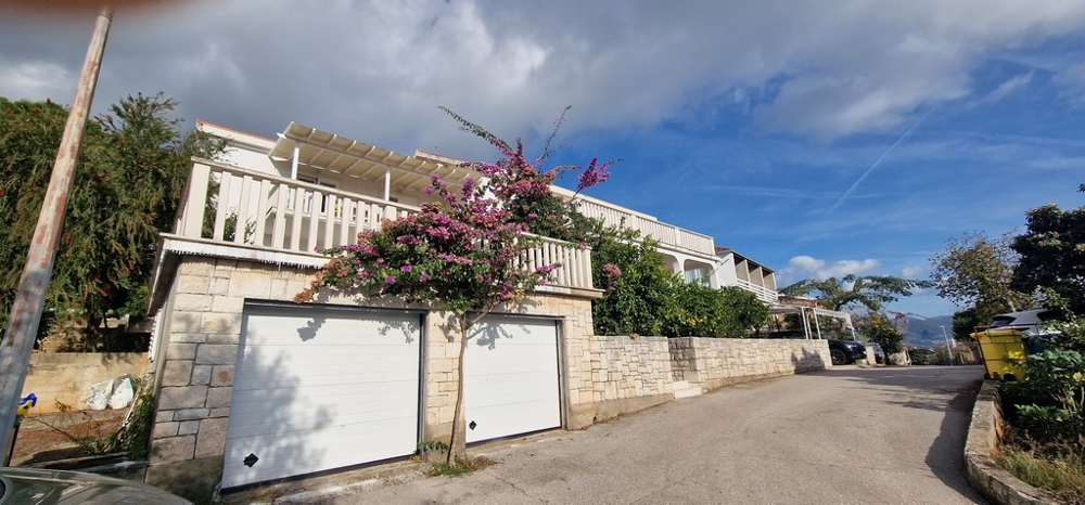 Výhľad na garáž a dom s kvetmi