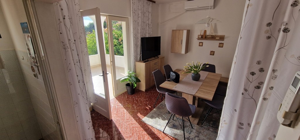 Jedálenský kút s prístupom na terasu