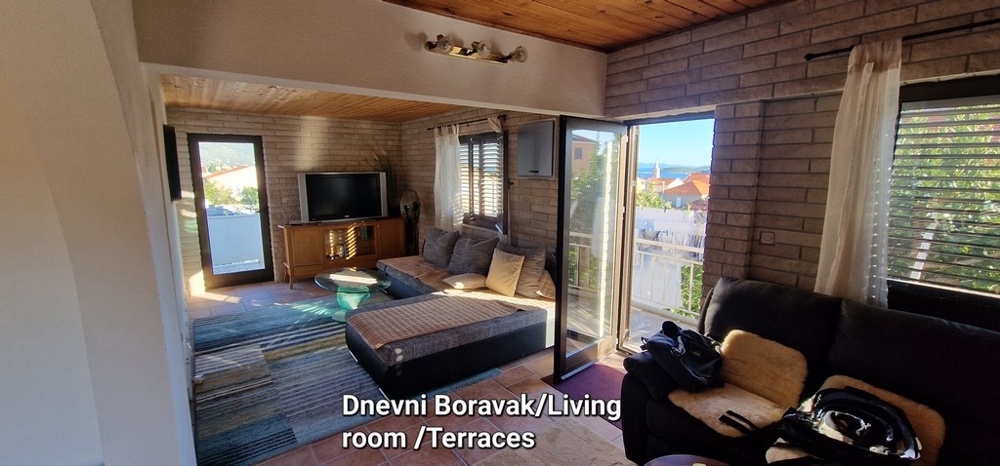 Obývacia izba so vstupom na terasu