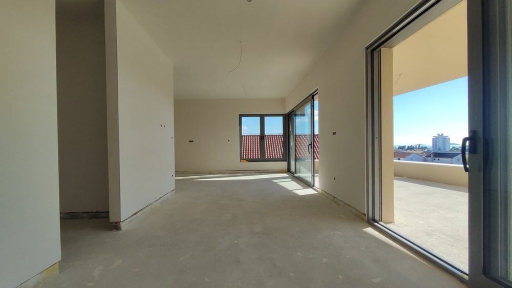 Svetlá obývačka s výstupom na terasu