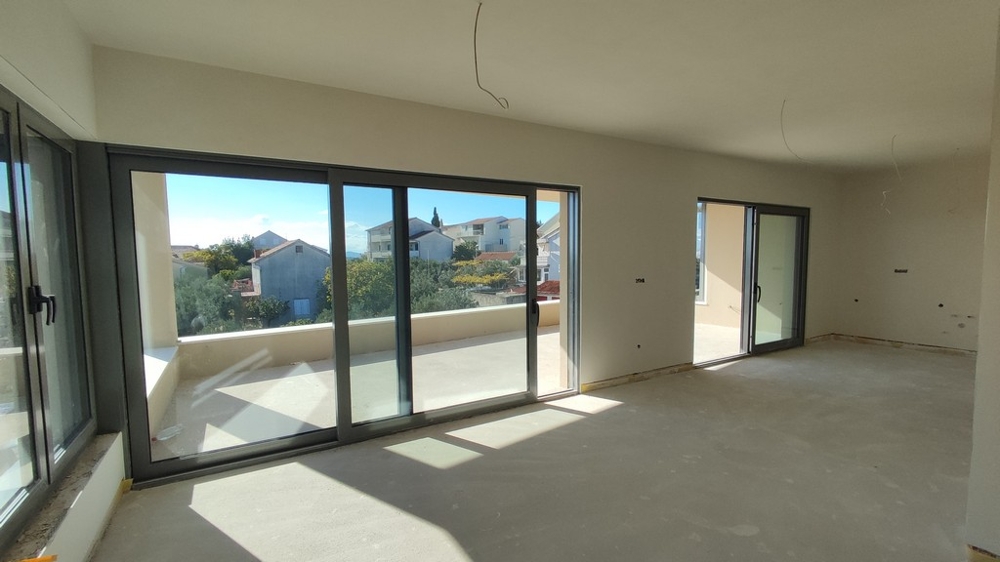 Veľké čelá okien s výhľadom do zelene