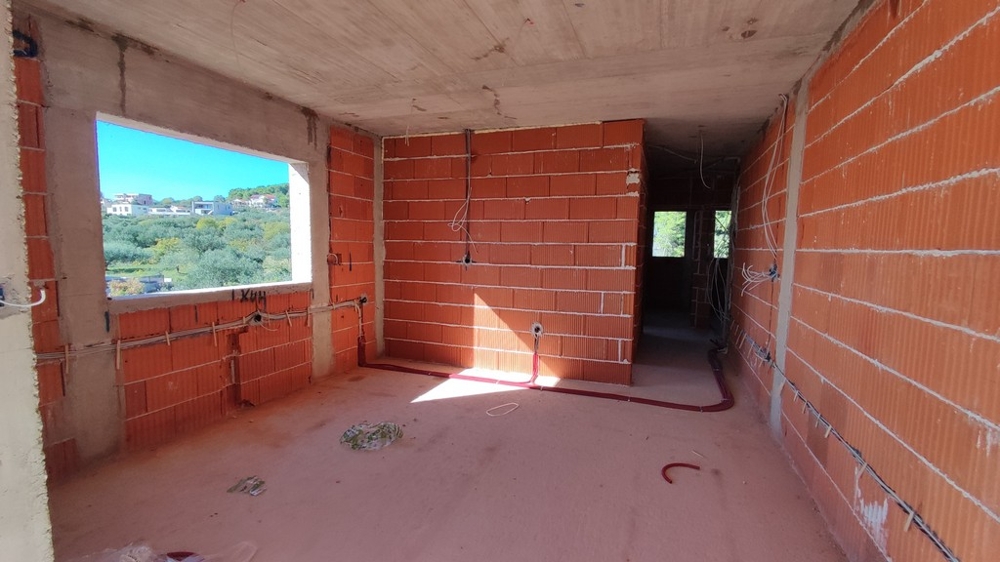 Nedokončená izba s veľkým otváraním okna