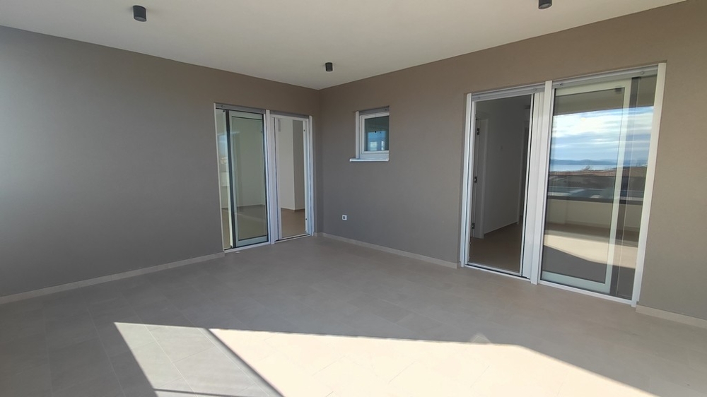 Priestranná terasa s posuvnými dverami