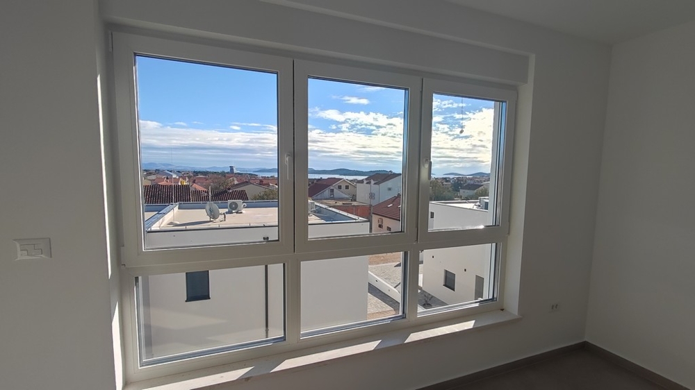 Predné okno s výhľadom na more v obývacej časti