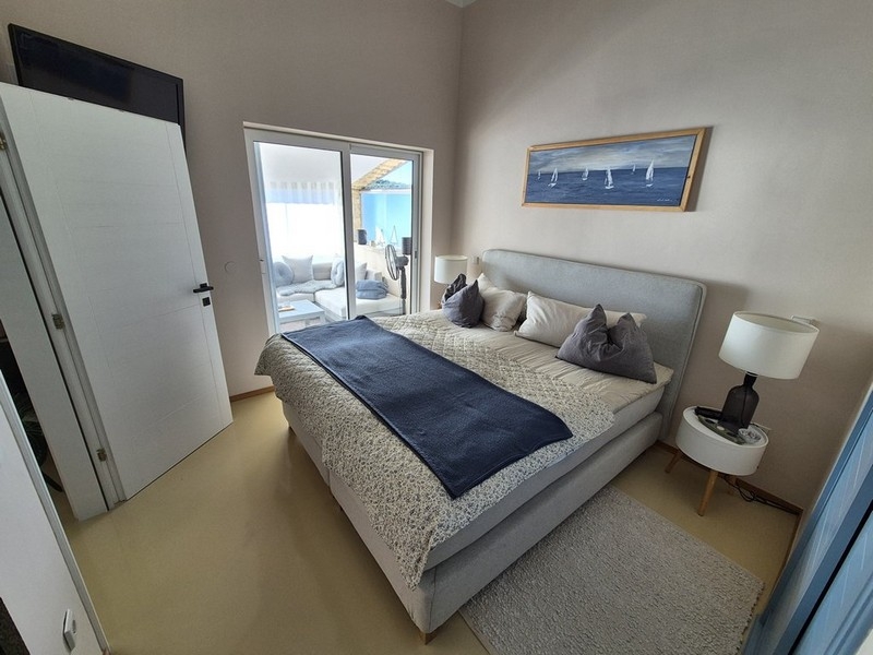 Spálňa so vstupom na zasklenú terasu