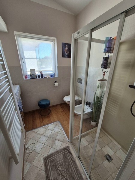 Kúpeľňa so sprchovacím kútom