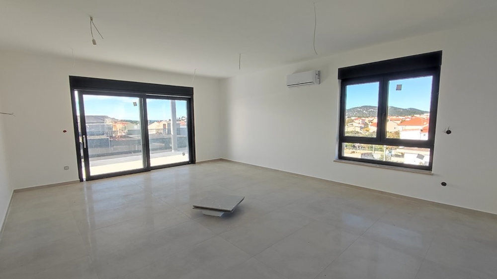 Obývacia izba s dvomi oknami a prípravou na kuchyňu