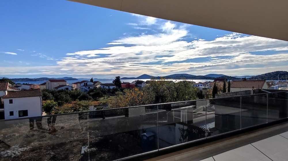 Priestranná terasa s panoramatickým výhľadom na Tribunj