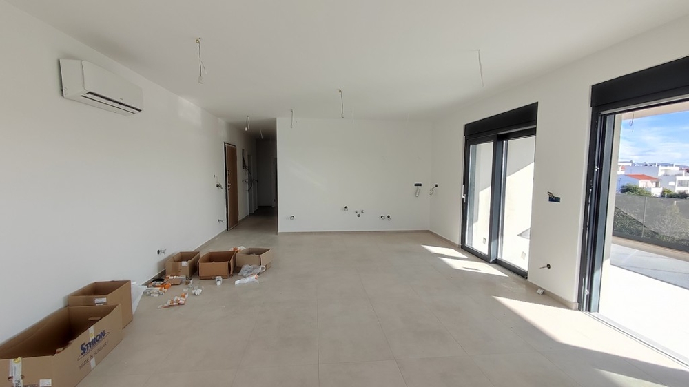 Terasa so sklenenou balustrádou a vstupom do obytných miestností