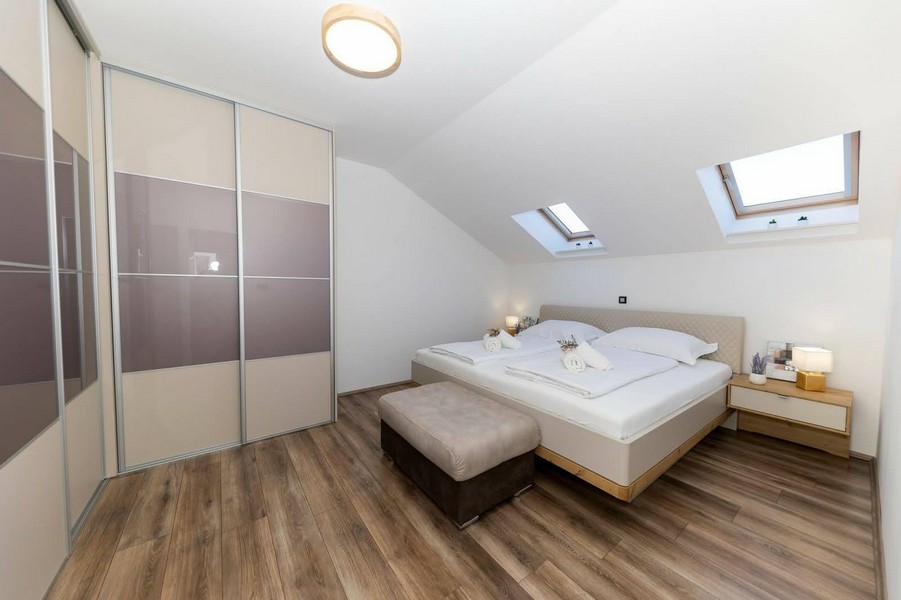 Svetlá spálňa s dvomi strešnými oknami