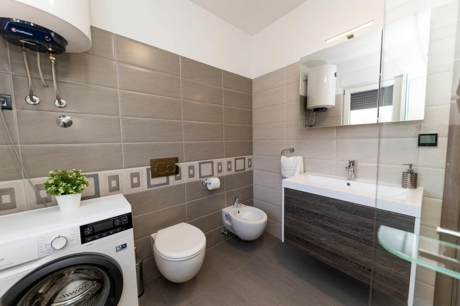 Kúpeľňa s práčkou a sprchovacím kútom