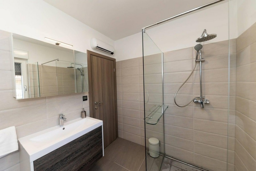 Kúpeľňa so sprchovacím kútom