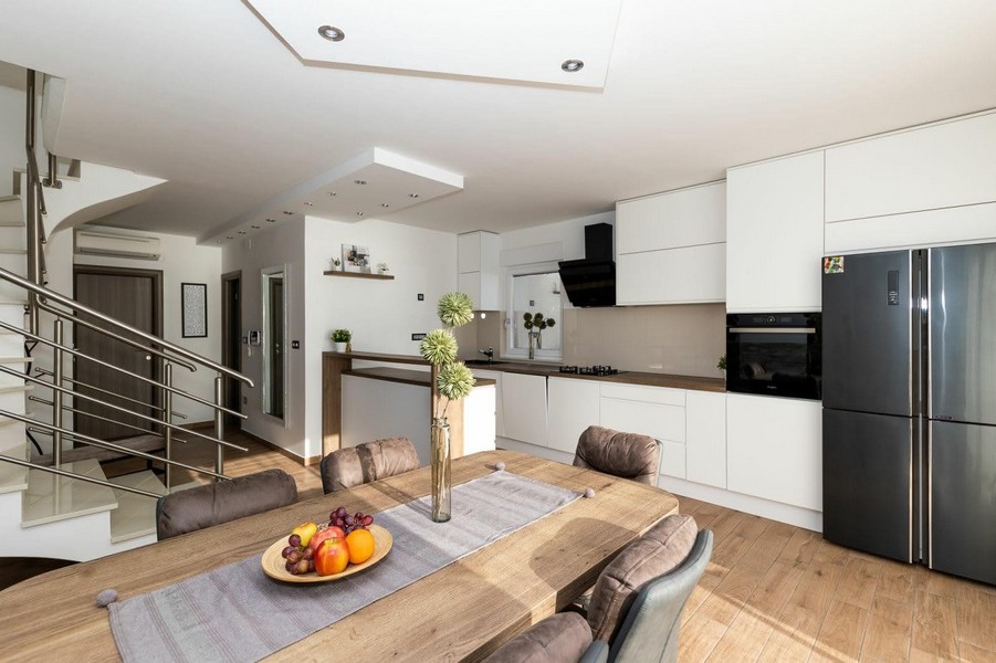 Moderná kuchyňa s jedálenským kútom a prístupom na schodisko