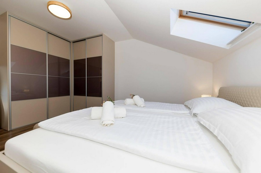 Spálňa so strešným oknom a veľkým šatníkom