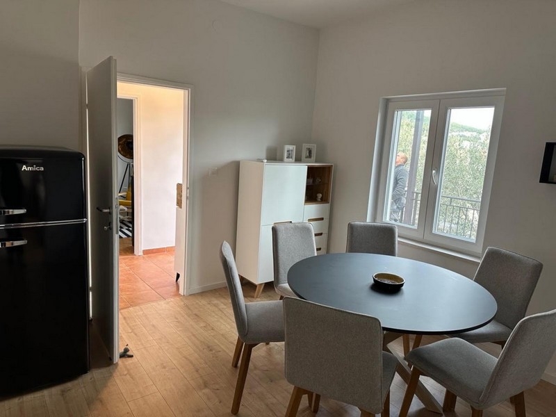 Jedáleň s okrúhlym stolom a výhľadom z okna