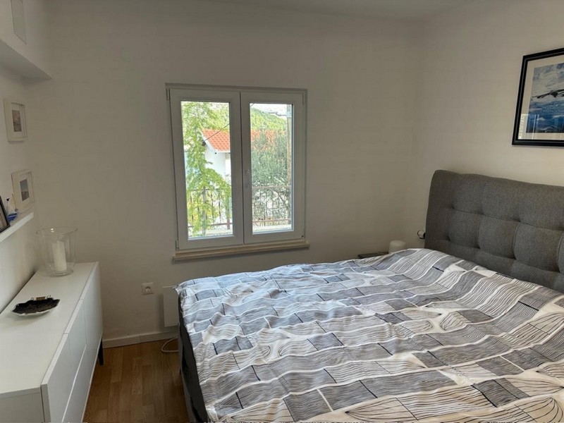 Spálňa s manželskou posteľou a oknom