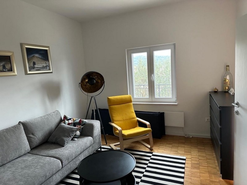 Obývacia izba s oknom a moderným kreslom