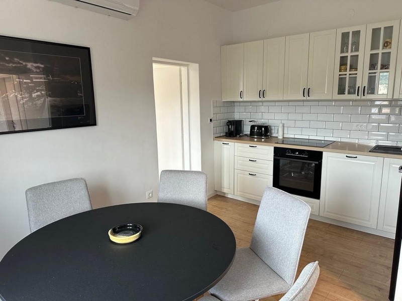 Jedálenský kút s okrúhlym stolom a modernou kuchyňou